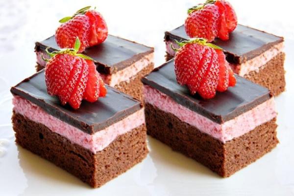 Prăjitură cu mousse de căpșuni și glazură de ciocolată