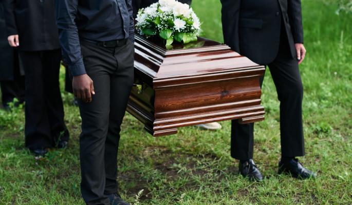 O femeie declarată moartă a început să respire în timp ce era pregătită pentru înmormântare, în SUA: "Nu am mai întâlnit aşa ceva"