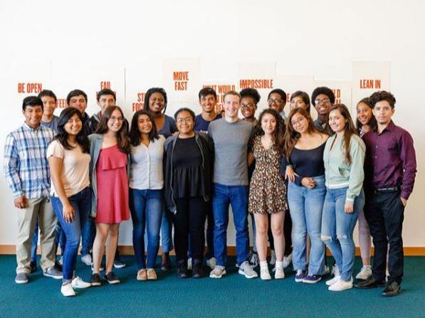 Mark Zuckerberg a anunțat că va schimba modul în care vor fi atașate postările. Ne vrea și mai apropiați