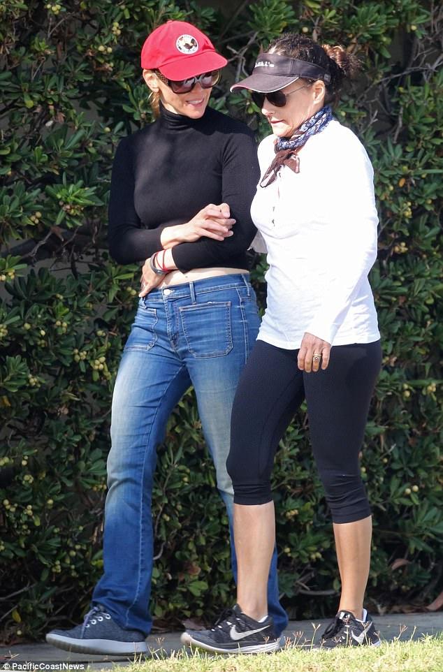 Imaginile durerii! Julia Louis-Dreyfus, una dintre cele mai iubite actrițe, a încheiat şedinţele de chimioterapie. Fotografii emoționante cu diva bolnavă