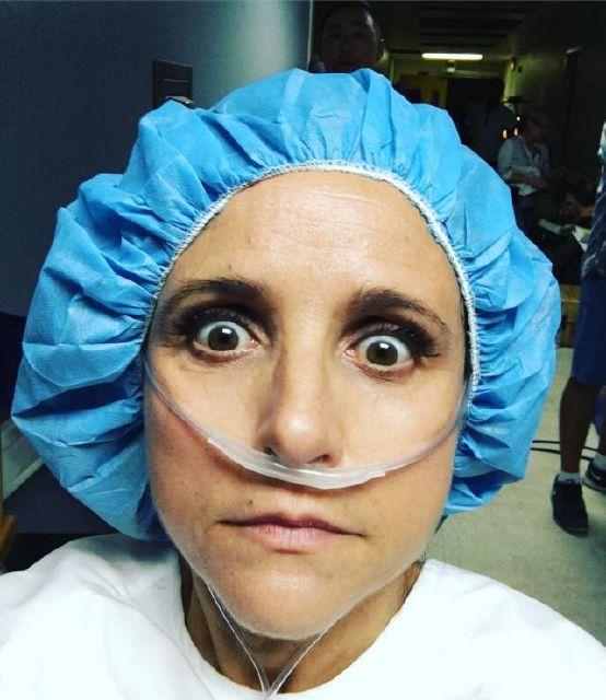 Imaginile durerii! Julia Louis-Dreyfus, una dintre cele mai iubite actrițe, a încheiat şedinţele de chimioterapie. Fotografii emoționante cu diva bolnavă