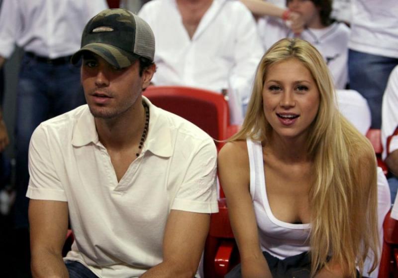 Prima imagine cu unul din gemenii cântăreţului Enrique Iglesias şi a fostei tenismene Anna Kournikova. Cu cine seamănă bebeluşul?