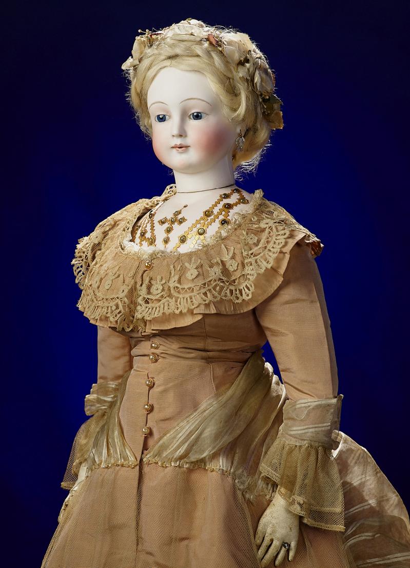 O păpuşă de porţelan de epocă cât trei apartamente de lux din nordul Bucureştiului? Da, "grozăvia" a fost posibilă! Exponatul are păr uman, diamante, ochii de cobalt albastru şi rochie de mătase