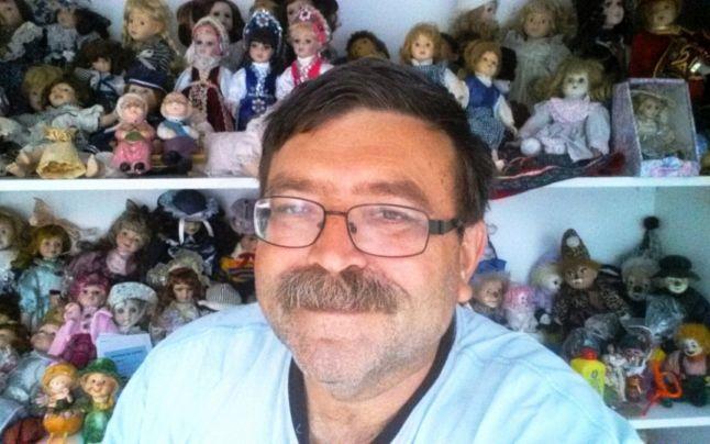 O păpuşă de porţelan de epocă cât trei apartamente de lux din nordul Bucureştiului? Da, "grozăvia" a fost posibilă! Exponatul are păr uman, diamante, ochii de cobalt albastru şi rochie de mătase