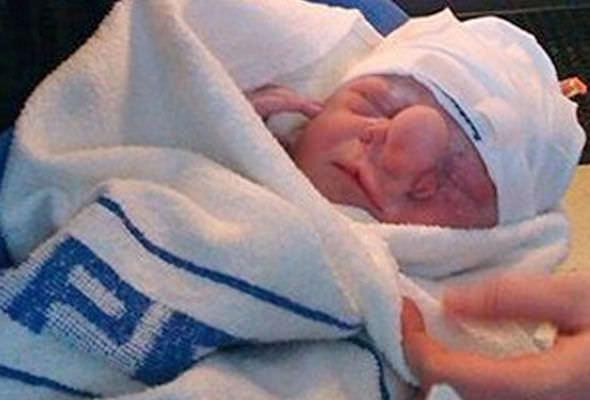 Cu ajutorul medicilor, ”adevăratul Pinocchio” s-a transformat într-un copil normal. Micuţul a trecut prin zeci de operaţii şi a fost ţinta mai multor răutăţi