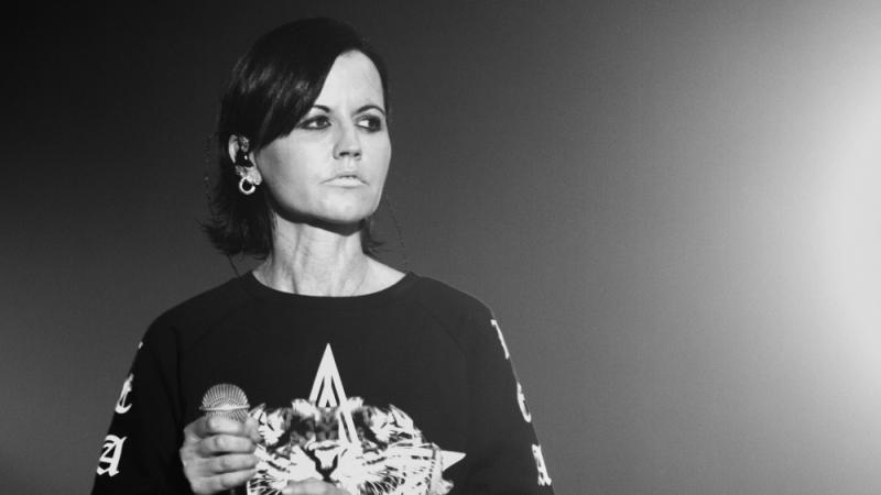 Anunț oficial: S-A SINUCIS. Autoritățile au anunțat cauza morții cântăreței Dolores O' Riordan!