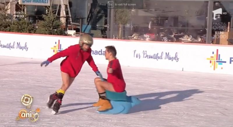 Râzi cu lacrimi! Răzvan și Dani au făcut TURUL RUȘINII goi pe gheață, la - 3 grade C! Flavia și Amalia, de pe margine:  „Doamneeee, le lipsește o fustiță! Ai văzut ce picioare frumoase au, vârtoase, genunchi întinși!”