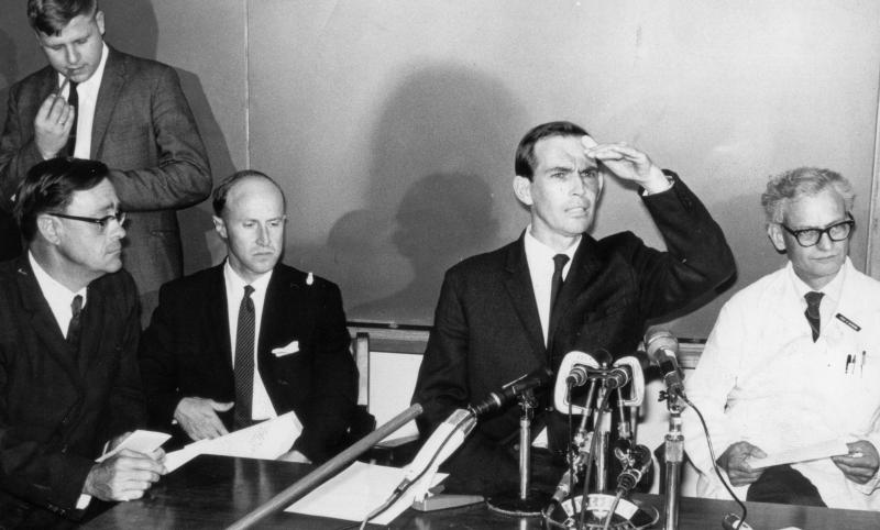 Joaca de-a Dumnezeu. Cea mai frumoasă prietenie între doi oameni care nu s-au cunoscut niciodată: inima de negru ce a salvat dentistul alb