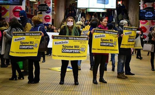 UPDATE: LIVE din mijlocul protestului. Zecile de manifestanți au aprins lanternele telefoanelor şi au intonat imnul / "Toate drumurile duc la Bucureşti. Revoluţia generaţiei noastre". Mii de persoane sunt aşteptate
