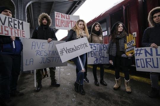 UPDATE: LIVE din mijlocul protestului. Zecile de manifestanți au aprins lanternele telefoanelor şi au intonat imnul / "Toate drumurile duc la Bucureşti. Revoluţia generaţiei noastre". Mii de persoane sunt aşteptate