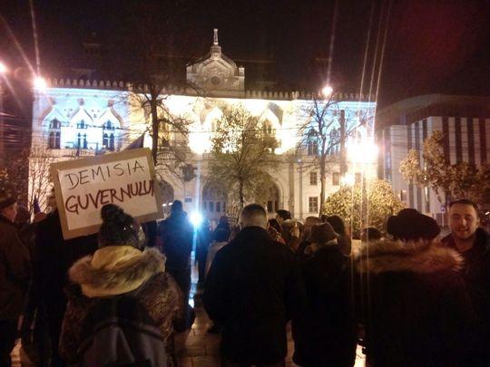 UPDATE: LIVE din mijlocul protestului. Zecile de manifestanți au aprins lanternele telefoanelor şi au intonat imnul / "Toate drumurile duc la Bucureşti. Revoluţia generaţiei noastre". Mii de persoane sunt aşteptate