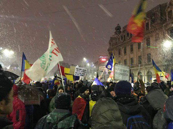 UPDATE: LIVE din mijlocul protestului. Zecile de manifestanți au aprins lanternele telefoanelor şi au intonat imnul / "Toate drumurile duc la Bucureşti. Revoluţia generaţiei noastre". Mii de persoane sunt aşteptate