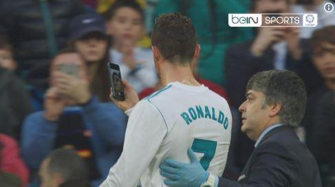 Cristiano Ronaldo, plin de sânge pe teren! A cerut un telefon mobil pentru a-și vedea rana la cap