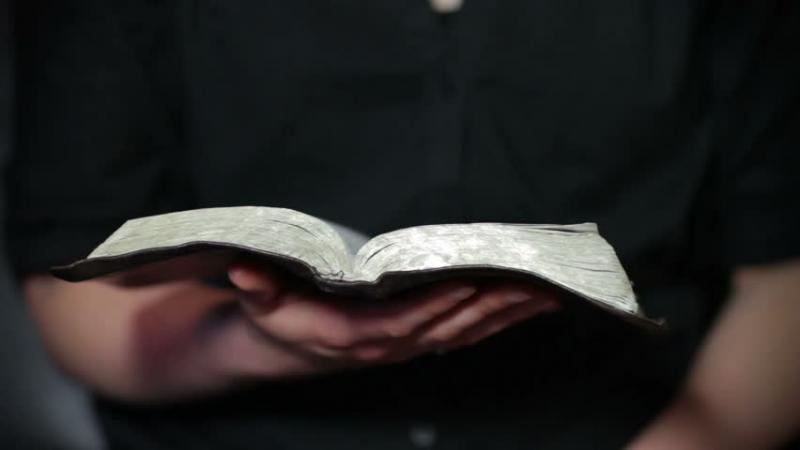 Un bărbat a citit Biblia de șase ori în șase luni! Ce a pățit după întrece orice imaginație