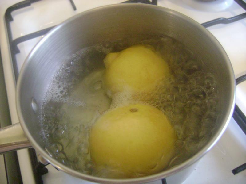 Ce se întâmplă dacă bei apa în care ai fiert două lămâi cu coajă! Efectele se văd în câteva zile!