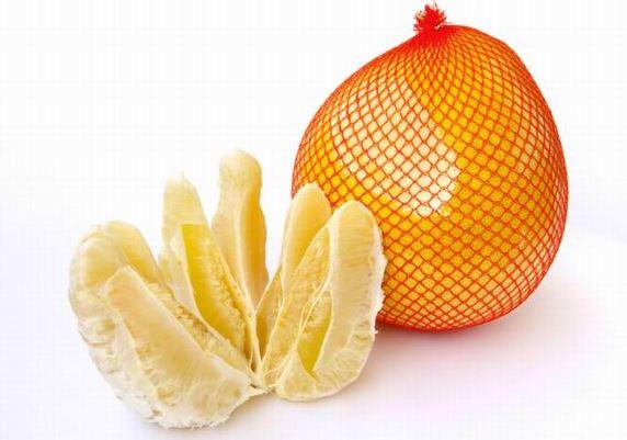 Câți dintre noi știm cât de bogat în vitamine e pomelo? Tu îl consumi des? Uite ce beneficii are acest fruct!