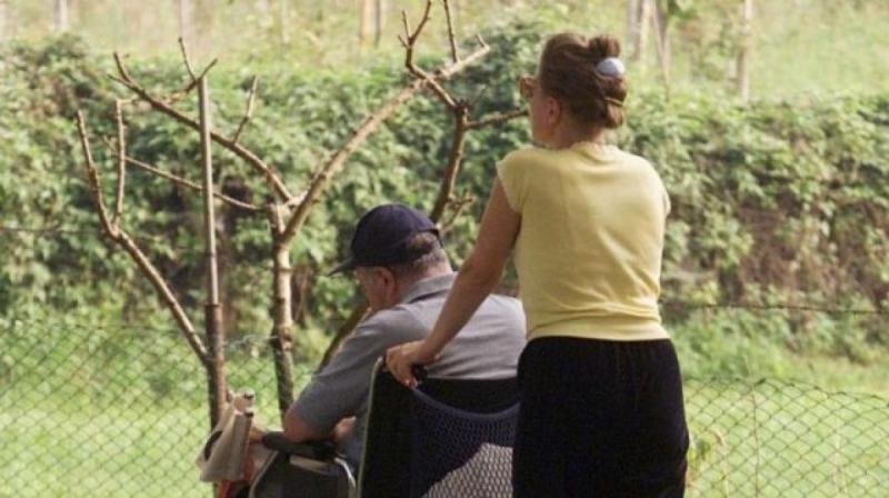 Bătrânii din Cizmă refoloseau hârtia igienică și o obligau să le spele lenjeria intimă cu mâna! Povestea Elenei, româncă plecată în Italia: „Mâncam o bucată de pâine sub cearșaf, cu lacrimi”