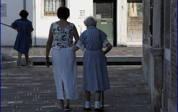 Bătrânii din Cizmă refoloseau hârtia igienică și o obligau să le spele lenjeria intimă cu mâna! Povestea Elenei, româncă plecată în Italia: „Mâncam o bucată de pâine sub cearșaf, cu lacrimi”