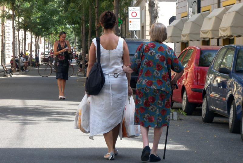 Bătrânii din Cizmă refoloseau hârtia igienică și o obligau să le spele lenjeria intimă cu mâna! Povestea Elenei, româncă plecată în Italia: „Mâncam o bucată de pâine sub cearșaf, cu lacrimi”