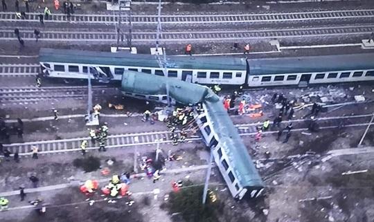 Cel puţin trei morţi şi zece răniţi grav în urma deraierii trenului lângă Milano. Anunţ MAE: Un român se numără printre victime