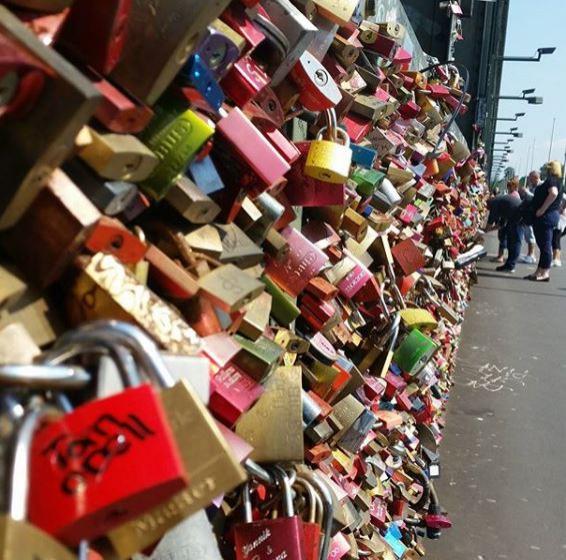 Știai că există un pod al lacătelor de iubire? Valentine’s Day se apropie, poate ajungi și tu aici!