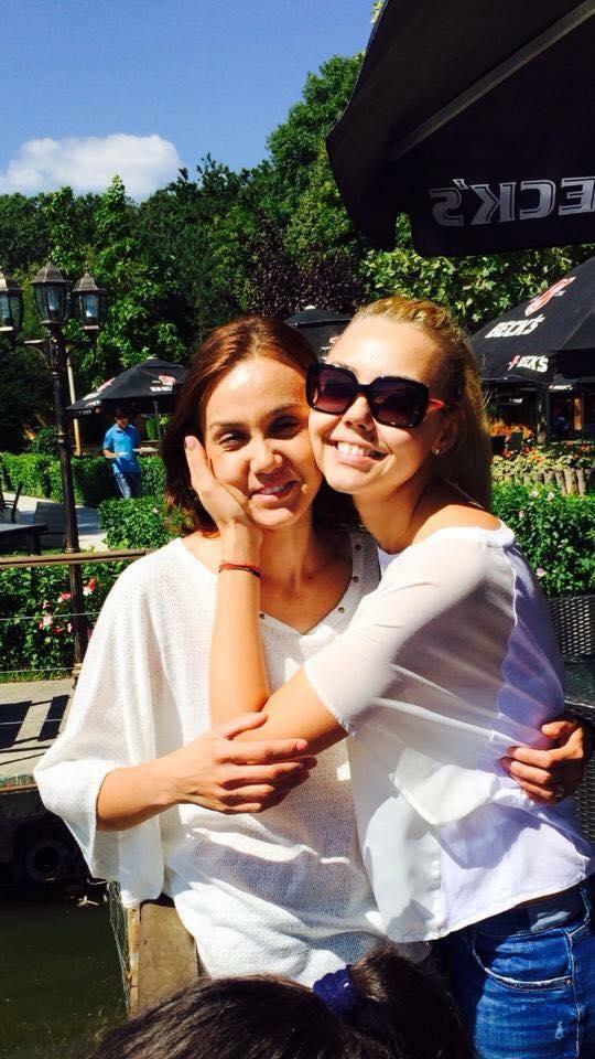 Cu bigudiuri în păr, înconjurată de copii, „escortată” de doi polițiști, îmbrățișată de sora ei dragă. Fotografii rare cu Denisa Răducu: „Mii de lacrimi cristaline am vărsat noi pentru tine!”