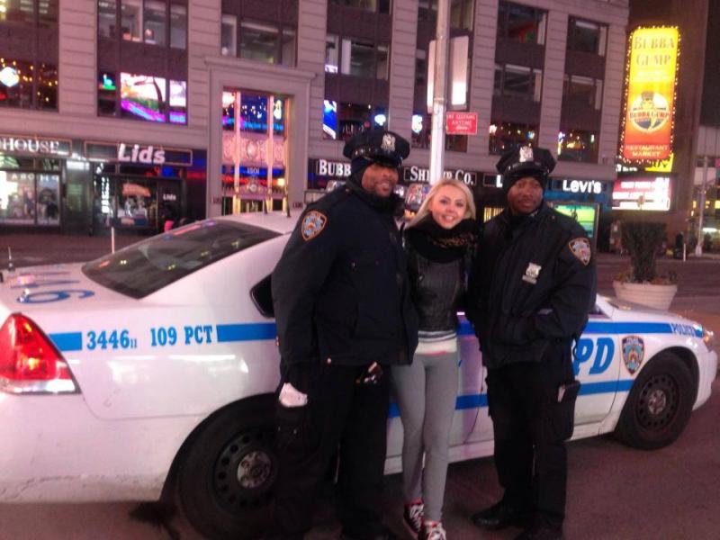 Cu bigudiuri în păr, înconjurată de copii, „escortată” de doi polițiști, îmbrățișată de sora ei dragă. Fotografii rare cu Denisa Răducu: „Mii de lacrimi cristaline am vărsat noi pentru tine!”