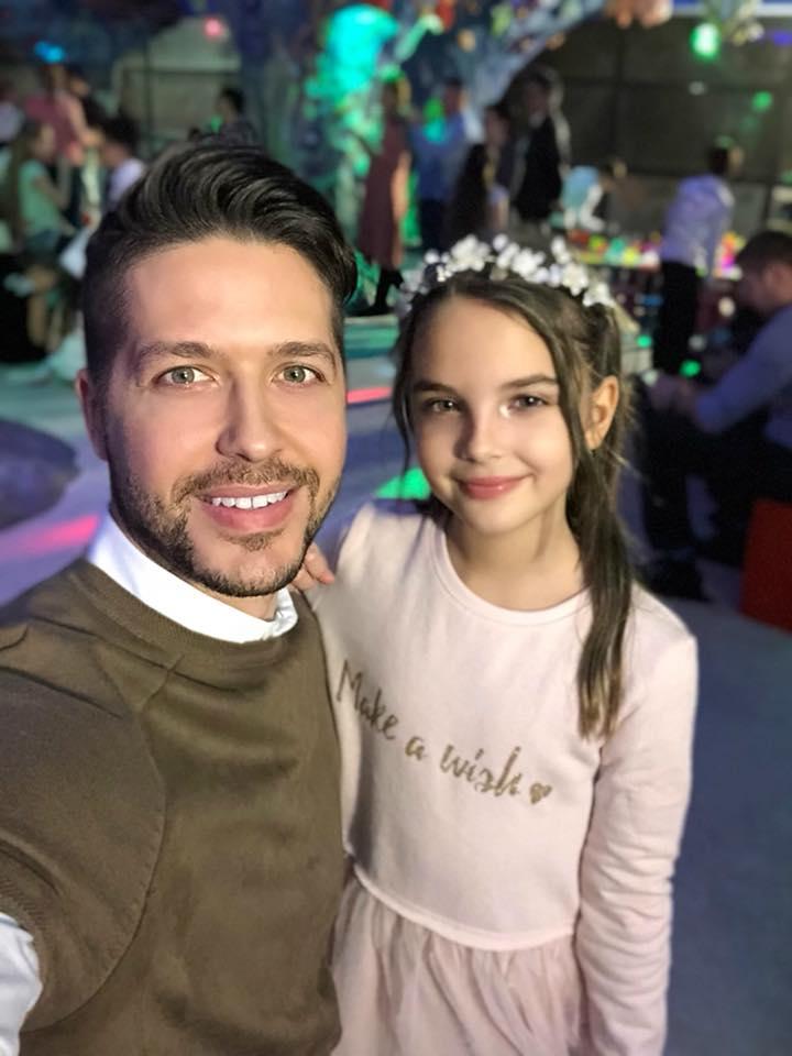 George, un tată fericit! Artistul are trei copii, iar fiica lui vitregă este o domnișoară superbă! Băieții vor face rând în fața casei, nu alta! Ei sunt copiii artistului!