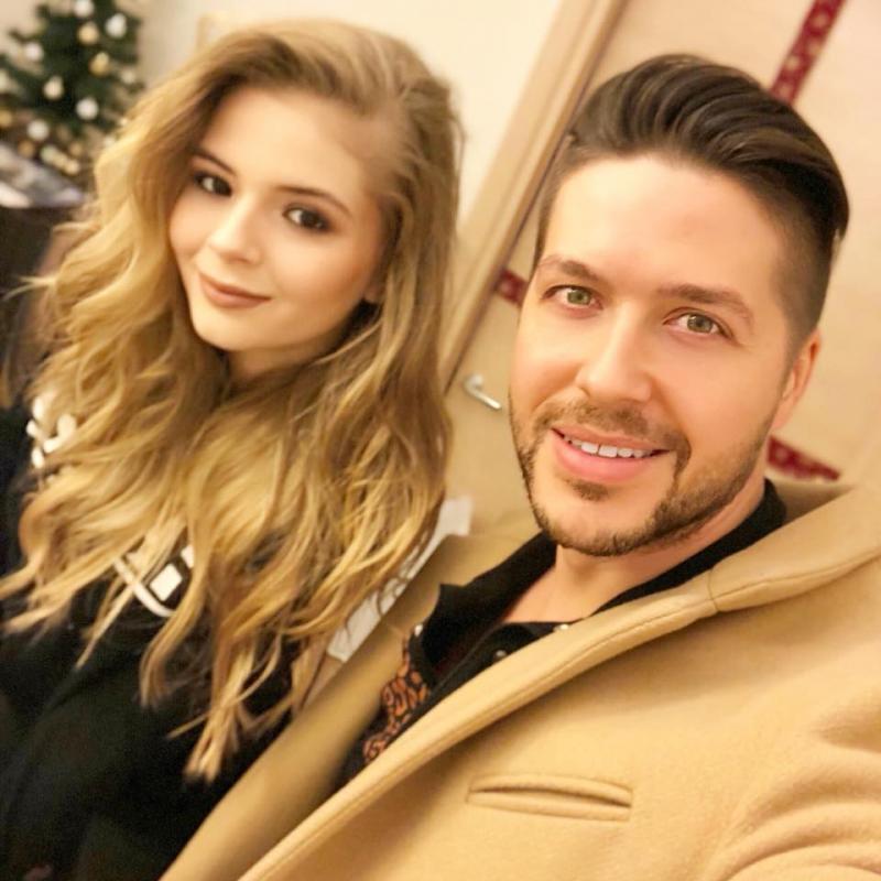 George, un tată fericit! Artistul are trei copii, iar fiica lui vitregă este o domnișoară superbă! Băieții vor face rând în fața casei, nu alta! Ei sunt copiii artistului!