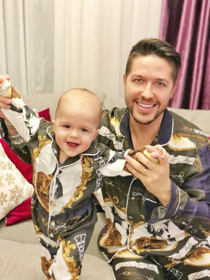 George, un tată fericit! Artistul are trei copii, iar fiica lui vitregă este o domnișoară superbă! Băieții vor face rând în fața casei, nu alta! Ei sunt copiii artistului!