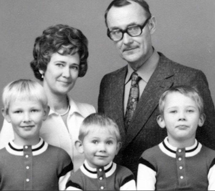 Ingvar Kamprad, fondatorul  unui lanț celebru de magazine de mobilă, a murit la vârsta de 91 de ani! La cinci ani vindea chibrituri, la maturitate, a pus pe picioare un imperiu, dar a fost doborât de alcool și ros de zgârcenie