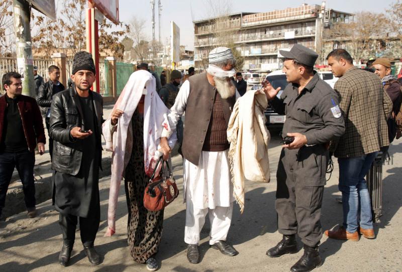 IMAGINILE DIN IAD. La Kabul, 103 oameni au murit. Pe cine interesează? Plini de sânge și fără copilărie, copiii își plâng părinții morți, bătrânii - fiii, iar spitalele sunt încropite în stradă