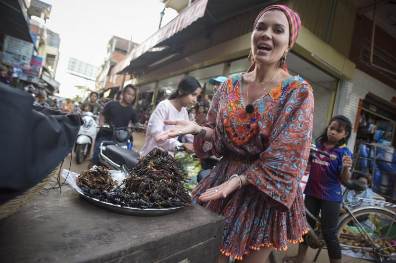 Gina Pistol se familiarizează cu mâncărurile bizare ale asiaticilor: tarantule, scorpioni și...greieri prăjiți!