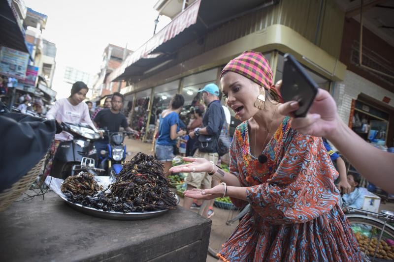 Gina Pistol se familiarizează cu mâncărurile bizare ale asiaticilor: tarantule, scorpioni și...greieri prăjiți!