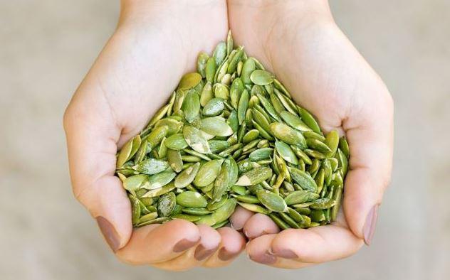 Semințele de dovleac, sursă de vitamine pentru bărbați, dar mai ales pentru femeile aflate la menopauză