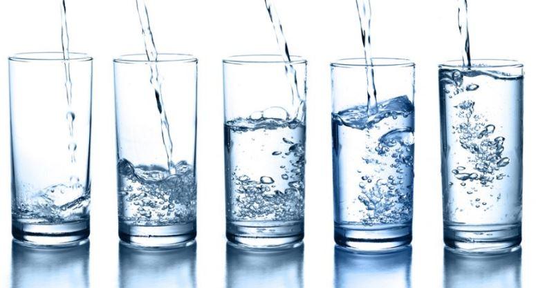 Cinci greșeli mari pe care le faci atunci când bei apă