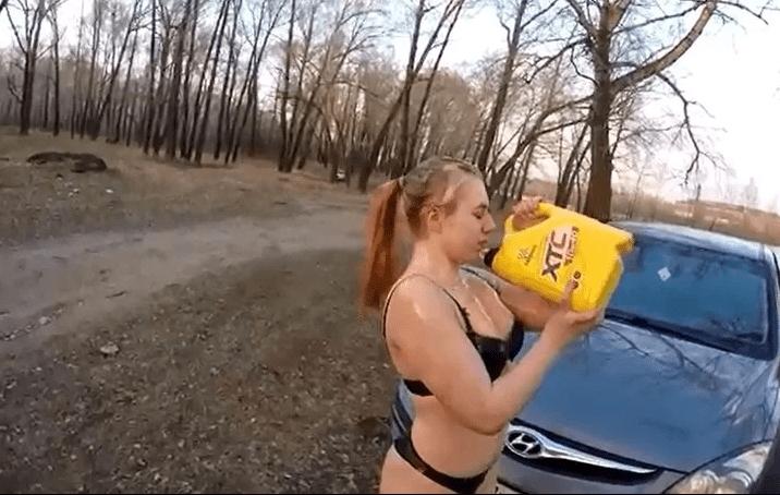 Nu există aşa ceva! Ce a făcut această tânără de la ţară pentru un telefon mobil de ultimă generație este de râsul lumii