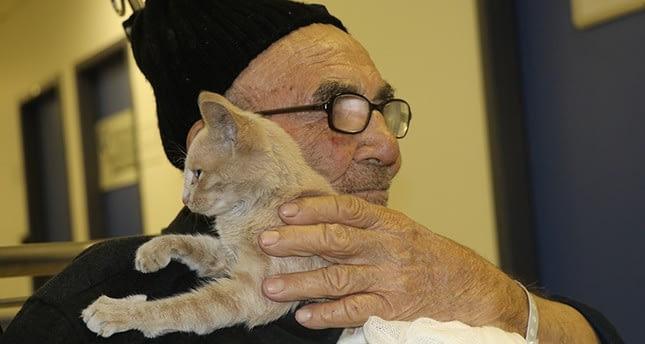 Poveste impresionantă! Lacrimi și iubire infinită. Un bătrân și-a salvat doar pisica din incendiul casei în care locuia - VIDEO
