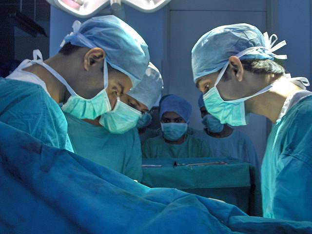 De ce medicii poartă halate verzi sau albastre, mai ales dacă intră în sala de operații! Răspunsul te va uimi!