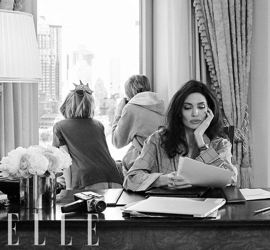 FOTO. Angelina Jolie, pictorial de senzaţie alături de fiicele sale: "Luptaţi pentru ca ceilalţi oameni să aibă aceleaşi libertăţi ca voi"