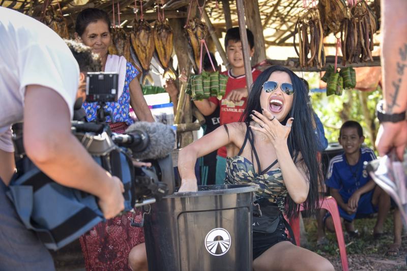 Astăzi, ora 20.00, la Antena 1, spălat de elefanți, gătit carne de șarpe sau tatuaje permanente, printre probele din „Asia Express"