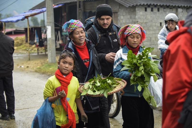 Astăzi, ora 20.00, la Antena 1, spălat de elefanți, gătit carne de șarpe sau tatuaje permanente, printre probele din „Asia Express"
