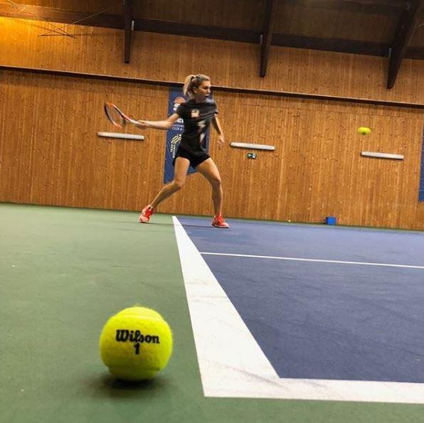30 de lucruri pe care nu le stiai despre Simona Halep -  “ De la Federer aș lua din felul în care se controlează pe teren, de la Serena Williams mi-aș dori încrederea ei.  Iar de la Nadal aș lua bucuria lui”