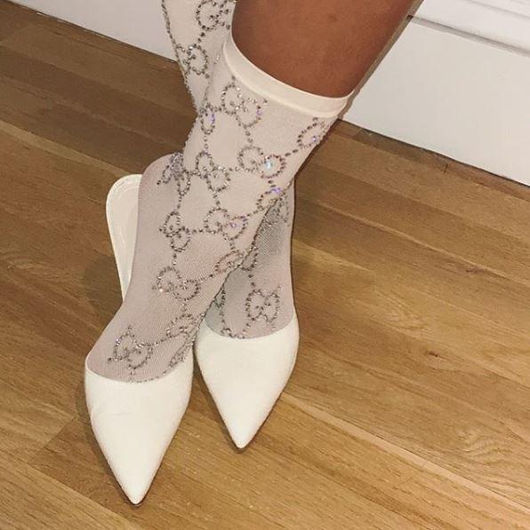 Băieți, Rihanna vă sare în ajutor de Valentine’s Day! Dacă nu știți ce cadou să alegeți pentru iubitele voastre, diva are o soluție pentru voi!