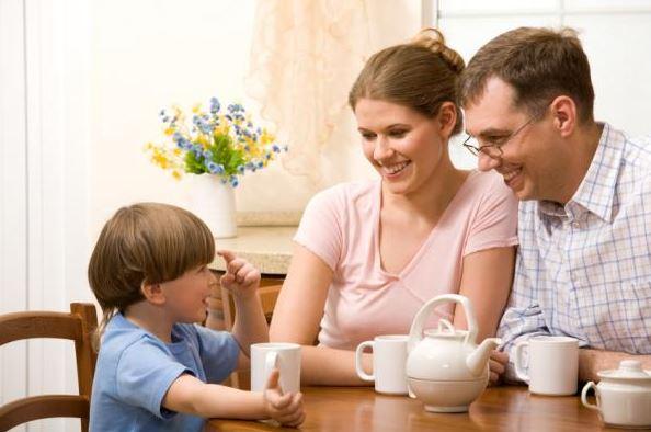 50 de întrebări pe care trebuie să i le pui copilului tău! De ce este important să inițiezi o discuție cu cel mic