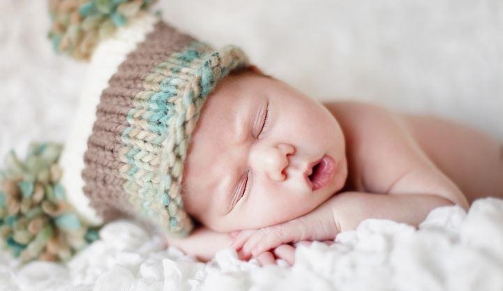 Te-ai întrebat de ce copilul tău plânge imediat după ce l-ai așezat în pătuț? Folosește hainele tale pentru a-l liniști