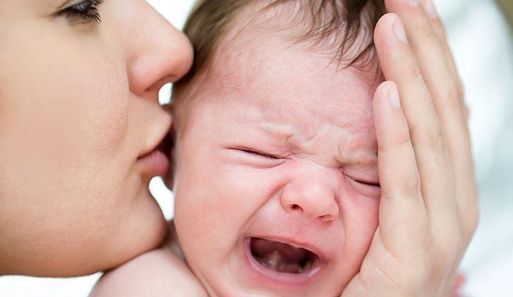 Te-ai întrebat de ce copilul tău plânge imediat după ce l-ai așezat în pătuț? Folosește hainele tale pentru a-l liniști