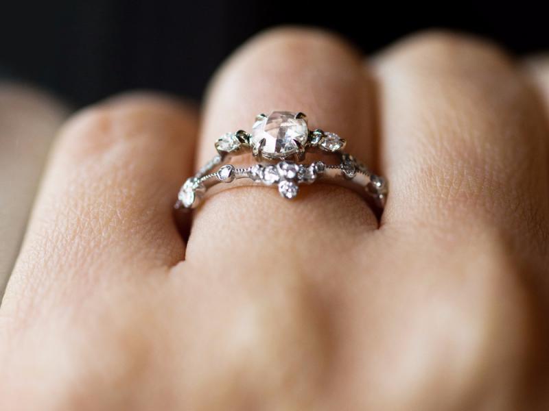 O femeie și-a cumpărat un inel ieftin și l-a purtat 30 de ani, fără să știe ce secret ascudne bijuteria! Ce detaliu a aflat