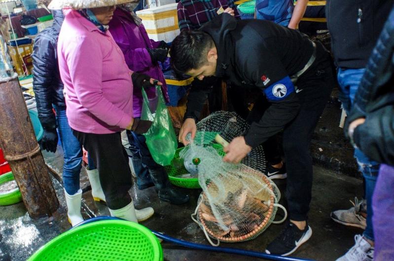 Liviu Vârciu, așa cum nu l-ați mai văzut! Vinde pește în Thailanda