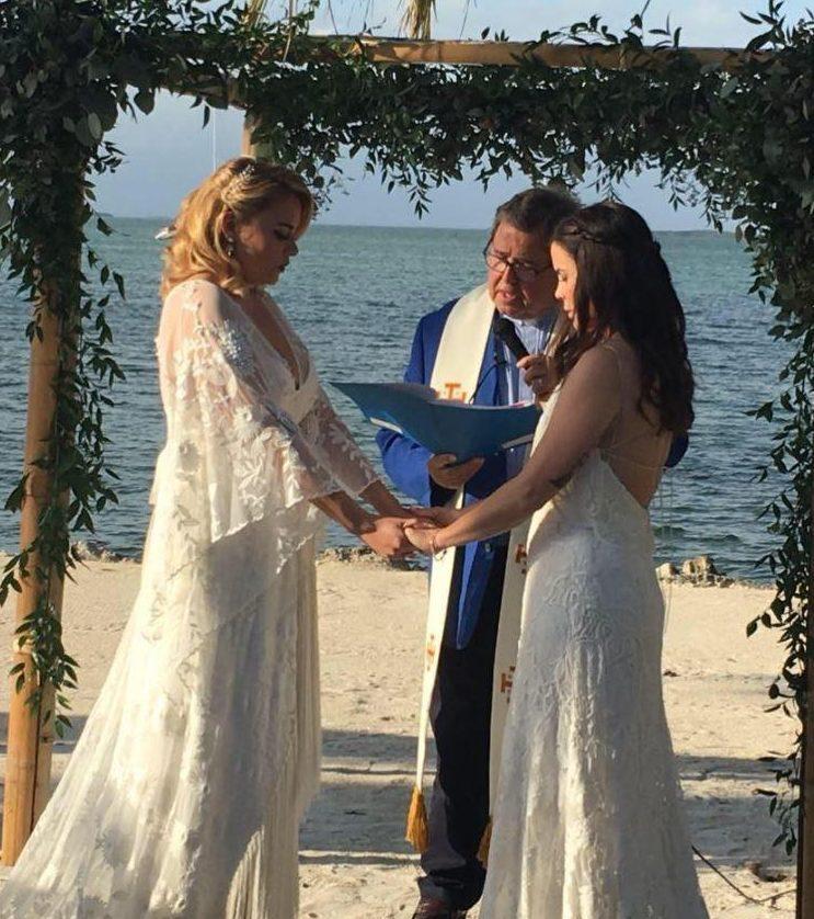 O învăţătoare a fost concediată imediat după nuntă. Părinţii elevilor au fost şocaţi când au văzut imaginile de la eveniment: "Nu ştiam cu cine se iubeşte..."